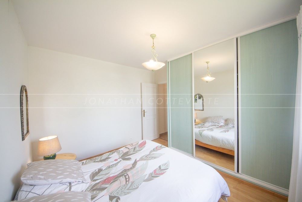MAISON - 5 CHAMBRES - VIE DE PLAIN PIED - EXCELLENT DPE D - 2 SALLE DE BAINS - RARE SUR LE MARCHE - PIECE DE VIE DE 40 M² - JARDIN ARBORE - GARAGE. photo 5